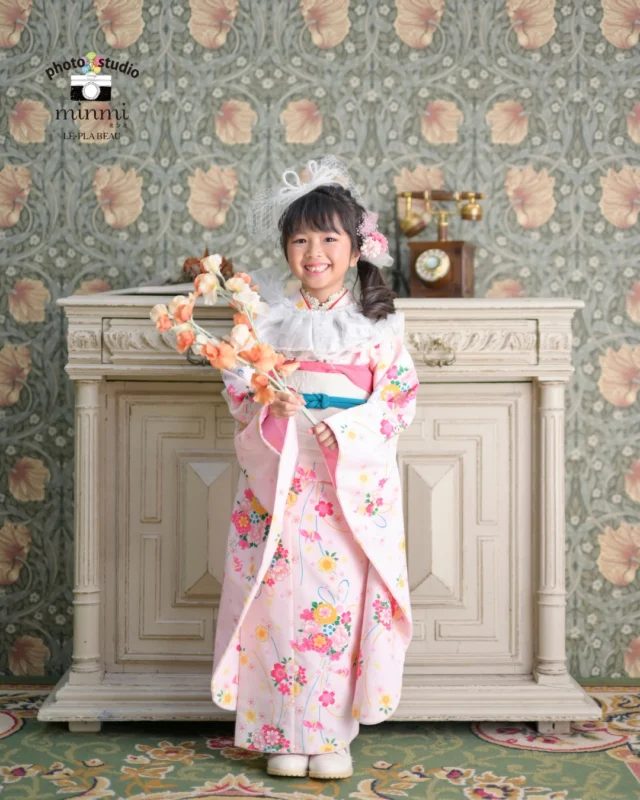 ．
 
🌷七五三フォト🌷
 
仲良しな3姉妹で👭✨
大好きな人形も一緒に📸🦊
 
studio｜ボーテ
photographer｜ @taka.studiominmi 
﹏﹏﹏﹏﹏﹏﹏﹏﹏﹏﹏﹏﹏﹏﹏﹏﹏﹏﹏﹏﹏﹏﹏﹏﹏﹏
 
今なら2人一緒に七五三撮影をしたい方に向けた、
プラン兄弟メインシェアコースがお得な価格で撮影できます✨️
 
〖プランの特典〗
①家族撮影が無料！
②再撮影が無料！！※データお渡し後は対象外
③和装、洋装1着ずつレンタル
④新作衣装追加料金なし
⑤足袋もレンタル無料！！
 
ご予約お待ちしてます🌿‎𓂃 𓈒𓏸
 
 
 #フォトスタジオミンミ  #愛知フォトスタジオ  #豊橋フォトスタジオ  #七五三フォト  #七五三撮影