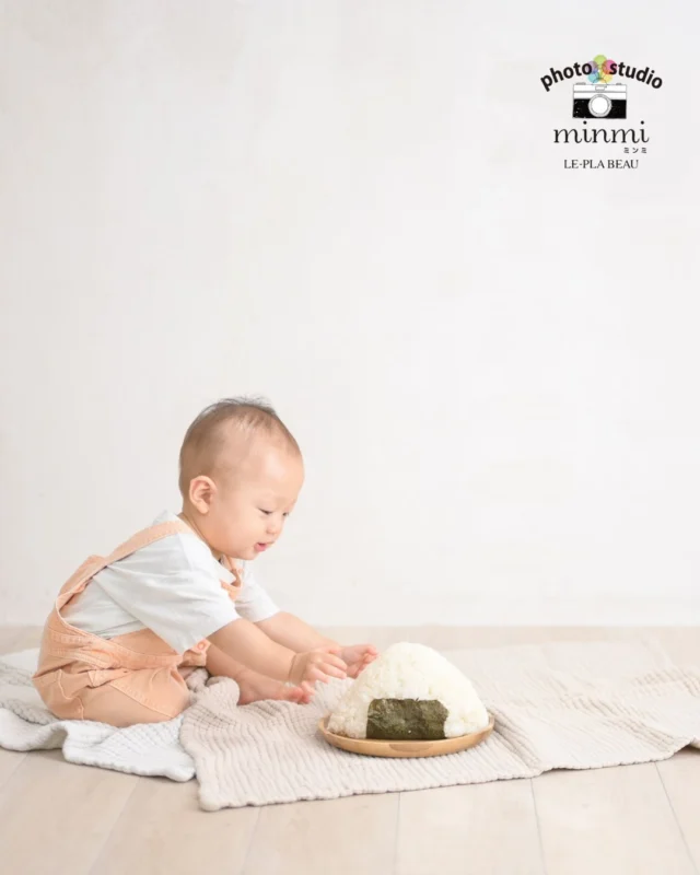 ．⁡
【1st Birthday Day】
 
スマッシュケーキではなく、『巨大おにぎり』🍙✨
 
大きなおくちでガブッ。
 
 
撮影小物や衣装はお持ち込み自由です。
ご不明点はお気軽にご相談ください♪
 
studio｜パラディ
photograph｜ @taka.studiominmi 
 
 
 #1歳バースデー  #ファーストバースデーフォト  #スマッシュおにぎり #フォトスタジオミンミ  #豊橋フォトスタジオ