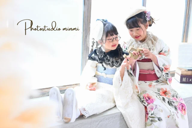 753 photo 🎞️✨

とっても仲良しで元気いっぱいな姉妹さん👬💓
2人ともおしゃれで、撮影中のお話もとっても楽しくて、こちらまで笑顔になりました🥰

仲良く並んで、ニコニコ笑顔のお写真もたくさん撮れました📸✨

大切な七五三の撮影にお越しいただき、ありがとうございました🙇‍♀️🌷

今なら、2人一緒に七五三撮影をしたい方におすすめの
【兄弟メインシェアコース】がお得な価格でご利用いただけます😌✨

「子どものソロ写真は必要ないけど、兄弟で撮る時だけ一緒に写りたい！」
という方には、こちらのご案内も可能です📸

和装 → ¥5,500
洋装 → ¥1,650

ぜひ兄弟そろって、今しか残せない可愛い姿をお写真に残してください🫶💕

photo studio 𓂃 @minmi_toyokawa
studio 𓂃 シエロstudio

┈┈┈┈┈┈┈┈┈┈┈┈┈┈┈┈┈┈

ご予約が大変埋まりやすくなっております😳✨

七五三撮影では、
👘 和装1着
👗 洋装1着
をお選びいただいて撮影していただけます🌷

＼ プラン特典はこちら ／

❶ 家族撮影無料‼︎
❷ 再撮影無料‼︎ ※データお渡し後は対象外
❸ 和装・洋装1着ずつ
❹ 新作衣装も追加料金なし
❺ 足袋レンタル無料‼︎

七五三の大切な思い出を、ぜひご家族みなさまで残しませんか？🥰
ご予約・お問い合わせお待ちしております🫶✨

—————————————————————
ご予約方法

Web： https://photostudio-minmi.com/
Tell：0533-56-2806

〒442-0033
愛知県豊川市豊川町遠通2番地14

定休日：水曜日
—————————————————————————

#フォト #フォトスタジオ #写真館 #753 #753撮影 753ヘア 753前撮り 7歳 5歳 3歳 七五三フォト 七五三撮影 フォトウェディング バースデー バースデーフォト バースデー撮影 ニューボーン お宮参り ハーフ成人式 振袖 振袖レンタル フォトスタジオ愛知 フォトスタジオ豊川 七五三撮影