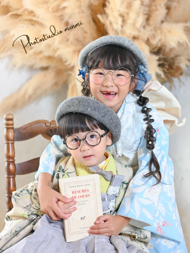 7歳さん3歳さんの753 photo🎞
モデルみたいに上手な兄弟さん🫧
とっても仲良く撮影できました🥰
ニコニコ笑顔が可愛すぎてスタッフ一同メロメロでした🥰
お揃いの帽子✖️眼鏡も似合ってて素敵でした🥳
撮影にお越しいただきありがとうございました🙇‍♀️✨
⁡

２人一緒に七五三撮影をしたい方に向けたプラン兄弟メインシェアコースがおすすめです！😌

お子様のソロの写真はいらないけど、兄弟写真の時だけ一緒に写りたい方は
和装→¥５,５００
洋装→¥１,６５０　　こちらでのご案内が可能となっております🌼
⁡
⁡
photo studio𓂃 @minmi_toyokawa 
studio 𓂃シエロstudio
カメラマン　@mocchan_minmi 
ヘアメイク　えんちゃん
┈┈┈┈┈┈┈┈┈┈┈┈┈┈┈┈┈┈┈┈
⁡
七五三撮影では着物を1着、洋装を1着を着て撮影して頂けれます🌷🌷
⁡
↓↓プランの特典↓↓
❶家族撮影無料‼︎
❷再撮影無料‼︎※データお渡し後は対象外
❸和装　洋装1着ずつ
❹新作衣装追加料金なし
❺足袋もレンタル無料‼︎
⁡
ご予約お待ちしております🫶
⁡
—————————————————————
ご予約方法
Web: https://photostudio-minmi.com/
tell:0533-56-2806
⁡
〒442-0033
愛知県豊川市豊川町遠通2番地14
⁡
定休日:水曜日
—————————————————————————
#フォト #フォトスタジオ#写真館 #753#753撮影 753ヘア 753前撮り 7歳 ５歳 3歳photo フォトウェディング バースデー バースデーフォト バースデー撮影 ニューボンお宮参り ハーフ成人式 振袖 振袖レンタル フォトスタジオ愛知フォトスタジオ豊川七五三撮影