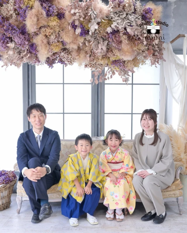 ．
 
🍓七五三フォト🍓
 
とっても仲良しな姉弟でニコニコ笑顔が止まらない☺️
大きな風船を持って📸
 
studio｜シュシュ
photographer｜ @taka.studiominmi 
﹏﹏﹏﹏﹏﹏﹏﹏﹏﹏﹏﹏﹏﹏﹏﹏﹏﹏﹏﹏﹏﹏﹏﹏﹏﹏
 
今なら2人一緒に七五三撮影をしたい方に向けた、
プラン兄弟メインシェアコースがお得な価格で撮影できます✨️
 
〖プランの特典〗
①家族撮影が無料！
②再撮影が無料！！※データお渡し後は対象外
③和装、洋装1着ずつレンタル
④新作衣装追加料金なし
⑤足袋もレンタル無料！！
 
ご予約お待ちしてます🌿‎𓂃 𓈒𓏸
 
 
 #フォトスタジオミンミ  #愛知フォトスタジオ  #豊橋フォトスタジオ  #七五三フォト  #七五三撮影