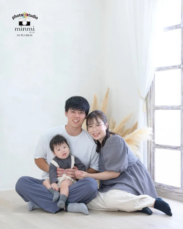 ⁡🫧1st birthday🫧
大好きなパパママとパシャリ📸✨
ニコニコ笑顔がとってもキュート🌼*･
 
 
撮影小物や衣装はお持ち込み自由です。
ご不明点はお気軽にご相談ください♪
 
studio｜パラディ
photograph｜ @mi_minmi125 
 

 #1歳バースデー  #ファーストバースデーフォト  #フォトスタジオミンミ  #豊橋フォトスタジオ