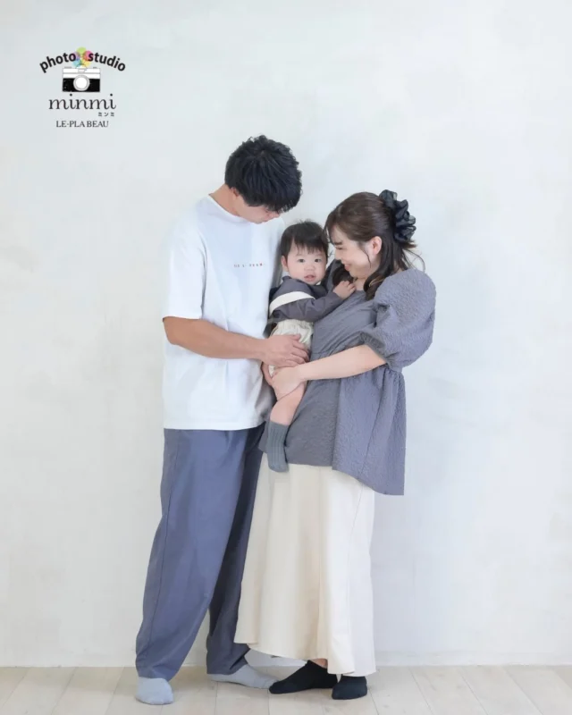 ⁡🫧1st birthday🫧
大好きなパパママとパシャリ📸✨
ニコニコ笑顔がとってもキュート🌼*･
 
 
撮影小物や衣装はお持ち込み自由です。
ご不明点はお気軽にご相談ください♪
 
studio｜パラディ
photograph｜ @mi_minmi125 
 

 #1歳バースデー  #ファーストバースデーフォト  #フォトスタジオミンミ  #豊橋フォトスタジオ